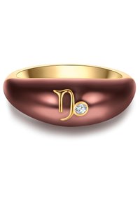 Prsteň z ružového zlata s hladkým, zaobleným dizajnom, ktorý obsahuje zlatý akcent a malý diamantom na jednej strane.