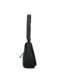 Sac à main en cuir noir avec une finition texturée, une forme angulaire et une bandoulière ajustable. Présente un détail de fermeture à cordon.