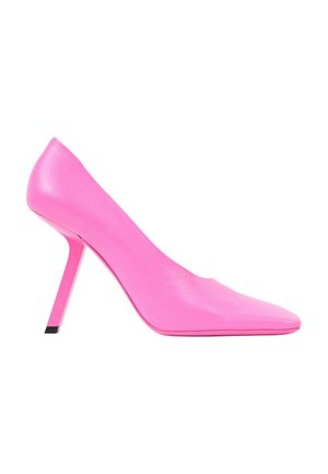 Chaussure à talon haut rose vif avec un bout pointu et un talon fin, montrée de profil sur fond blanc.