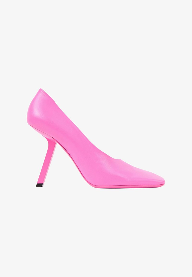 Chaussure à talon haut rose vif avec un bout pointu et un talon fin, montrée de profil sur fond blanc.