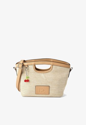 Beige gewebte Handtasche mit braunen Lederbesätzen, einem oberen Griff, verstellbarem Schulterriemen und einem kleinen Schlüsselanhänger in Form einer Kirsche, der am Riemen befestigt ist.