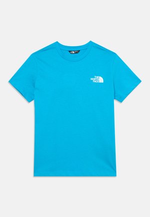 Klart blå kortärmad T-shirt med rund halsringning och vitt "The North Face"-logotyp på vänster bröst, liggande på vit bakgrund.