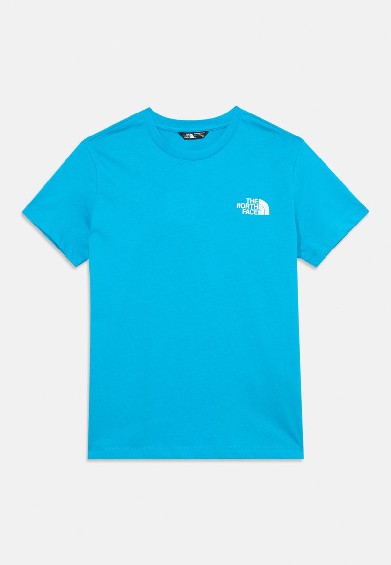 Fényes kék rövidujjú, kerek nyakú póló fehér "The North Face" logóval a bal mellrészen, síkban elhelyezve fehér háttéren.