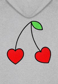 Felpa grigia con cuori rossi collegati da un contorno nero e una foglia verde, con una texture morbida e un design semplice.