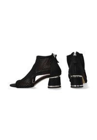 Schwarze Open-Toe-Booties aus einer Kombination von Mesh und Wildleder, mit einem Reißverschluss, einem kleinen Blockabsatz und metallischen Akzenten am Absatz.