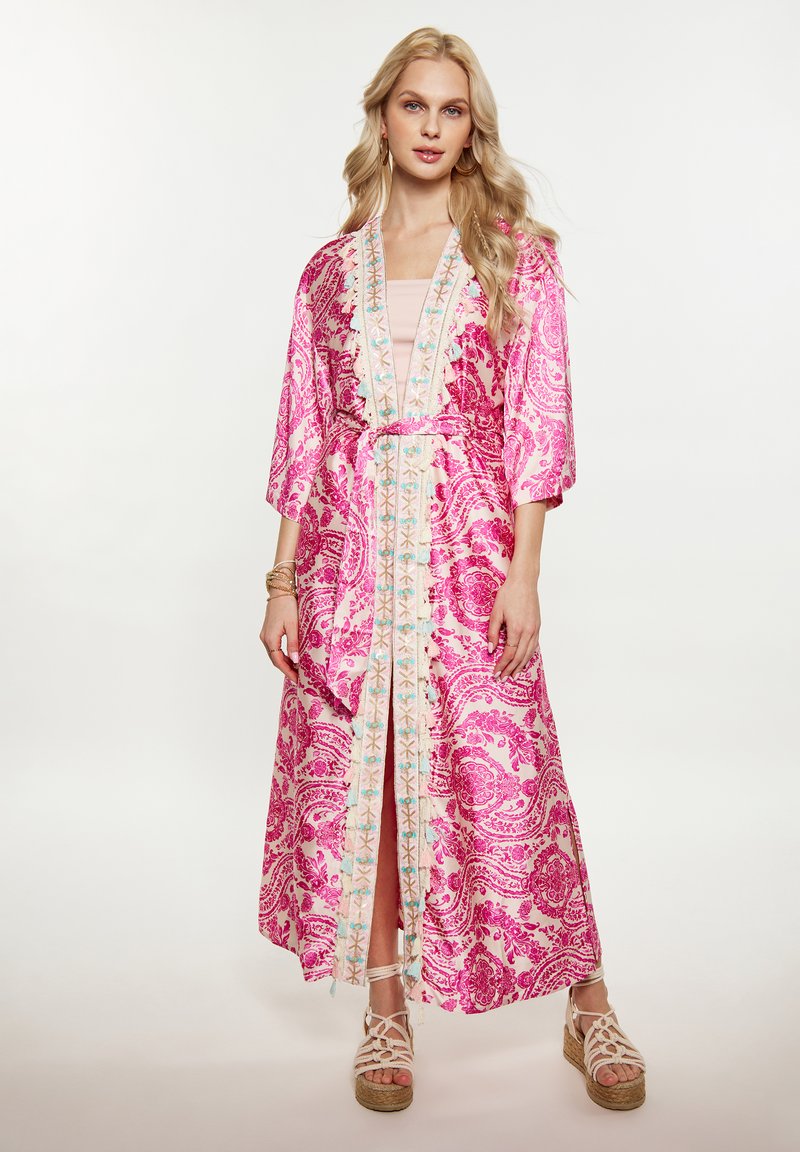Robe lunga in stile kimono di colore rosa con un motivo paisley, rifinita con blu chiaro e bianco. Presenta maniche larghe e una cintura abbinata.