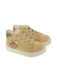 Sneaker suede marroni con glitter, caratterizzati da un design di faccia d'orso su un lato, dettagli in stampa leopardata e lacci marrone chiaro.