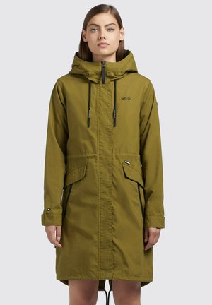 Parka verde măsliniu cu glugă, cu fermoar în față, două buzunare în față, șnururi la talie și la glugă, și accente negre pe fermoar.