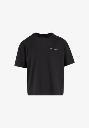 Must värvikas lühikeste varrukatega T-särk, mis on valmistatud puuvillast. Struktuuritüübile iseloomulik lõige ja ümar kaelus. Esiküljel on väike, tuhm tekstikasutus.