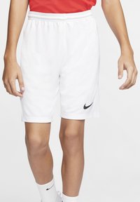 Pantalones cortos deportivos blancos con una cintura elástica, que presentan un logo negro de Nike en el muslo izquierdo. Fabricados con una tela suave y ligera.