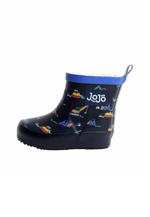 Schwarzer Gummiregenstiefel für Kinder mit blauen Akzenten, der bunte gedruckte Fahrzeuge und Muster zeigt, eine strukturierte Sohle für besseren Halt und eine Zuglasche hat.
