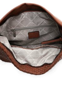 Sac en cuir tressé marron avec ouverture en haut, montrant l'intérieur en tissu gris clair à motif avec poche zippée et étiquette de marque en cuir.