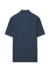 Marineblaues Polohemd mit kurzen Ärmeln und einem strukturierten Muster, ausgestattet mit einem traditionellen Kragen und einem geraden Saum. Rückansicht gezeigt.