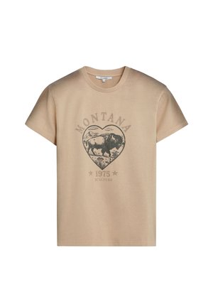 Camiseta beige con un gráfico de corazón que muestra un bisonte y montañas, con el texto "MONTANA 1975" y "SCALPERS" debajo.