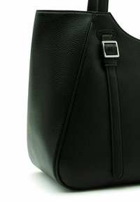 Borsa a tote nera in pelle con superficie texture, forma rettangolare e un accento in fibbia argento su una tracolla regolabile.