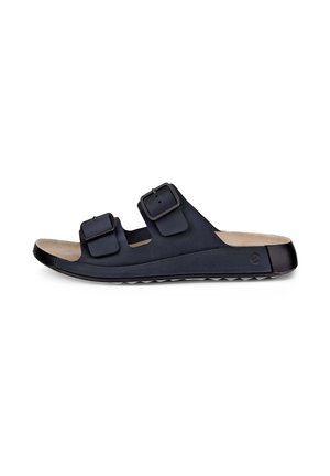 Fekete papucs két állítható pánttal, sima külső felülettel, párnázott talpbetéttel és tapadást biztosító mintás talppal.