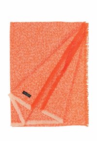 Oranje sjaal met een gestructureerd visgraatpatroon, franjen aan de randen en een lichtere oranje accent; label zichtbaar nabij de rand.