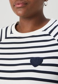 ONLY Carmakoma CARJUDY STRIPE HEART O NECK  - Felpa - cloud dancer/night sky