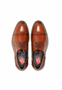 Zapatos de vestir de cuero marrón con un acabado pulido, puntera redonda, diseño de cordones y costura contrastante a lo largo del borde. El interior presenta el logotipo.