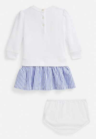 Λευκό μακρυμάνικο βρεφικό φόρεμα με μπλε και λευκή ριγέ φούστα και τρία κουμπιά στην πλάτη, συνδυασμένο με λευκό σορτς-βρακάκι με ελαστική μέση.