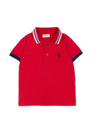 Polo rossa a maniche corte con polsini blu, colletto a righe con linee rosse, bianche e blu, due bottoni davanti e un piccolo logo blu navy.