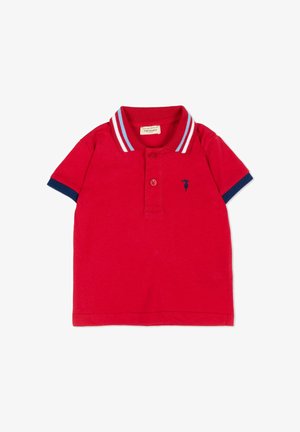 Rode polo met korte mouwen en blauwe mouwboorden, een gestreepte kraag met rode, witte en blauwe lijnen, twee knopen aan de voorkant en een klein marineblauw logo.