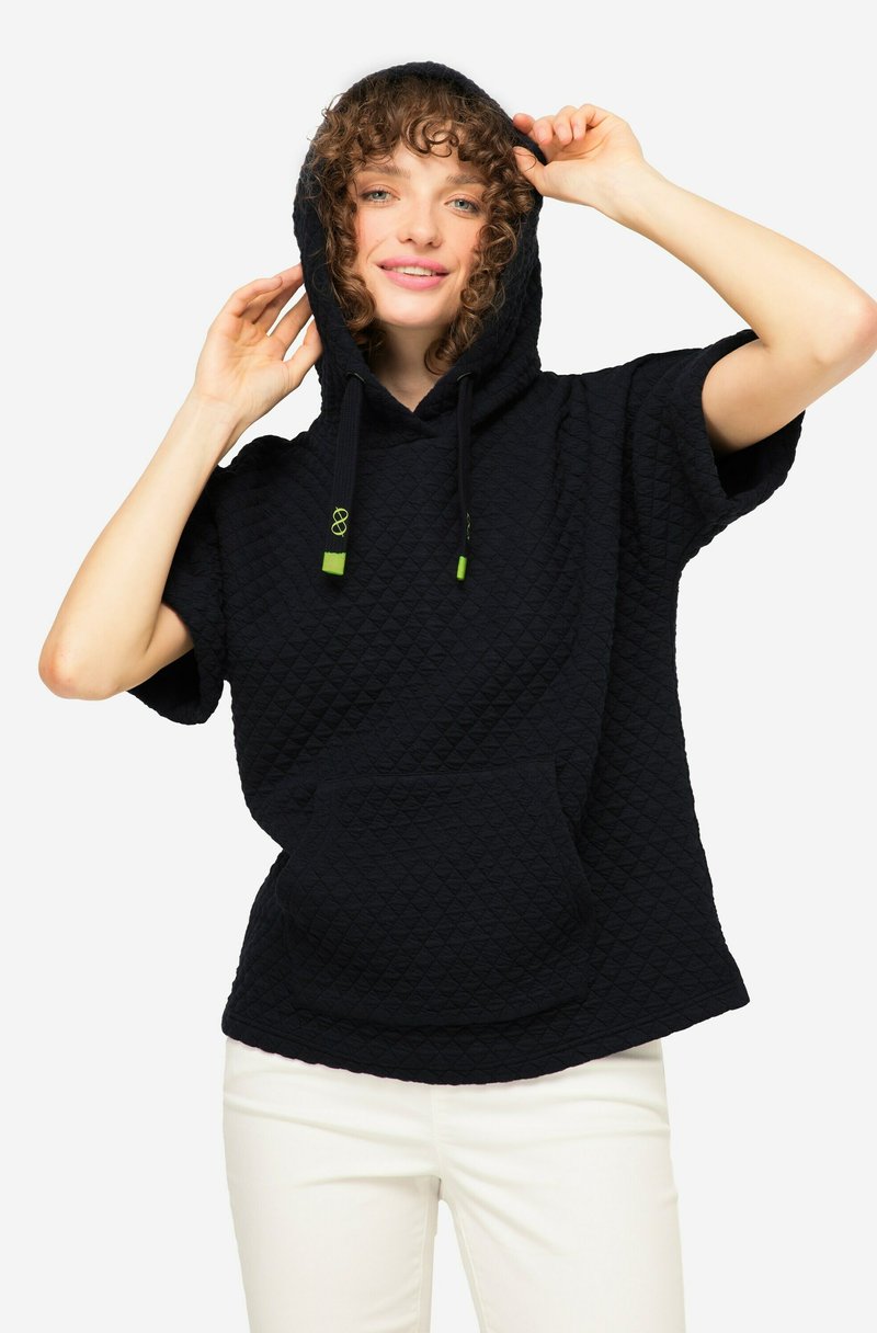 Hoodie nero con motivo, tasca a marsupio, maniche corte e cappuccio con coulisse. Presenta dettagli verdi sui lacci.