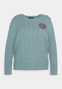 Ljust blå kabelstickad tröja med långa ärmar, rund halsringning, en dekorativ patch och tre knapp detaljer på axeln.