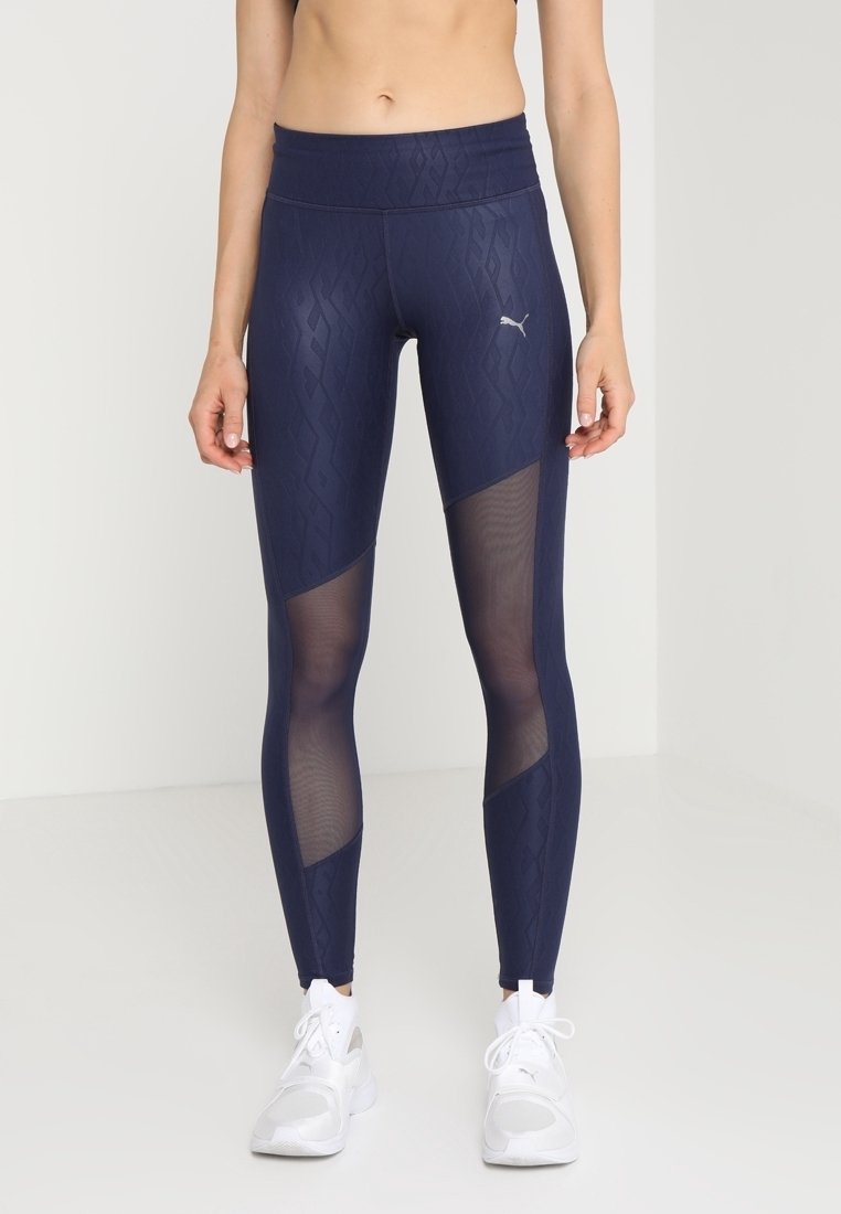 Marina atletiska leggings med ett strukturerat diamantmönster, nätpaneler och en hög midja. Har Puma-logotypen på vänster sida.