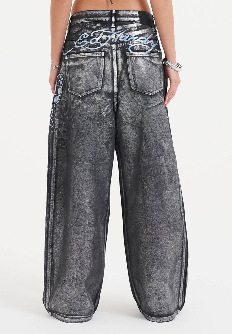 Bredde ben jeans i mørkegrå denim med metallisk glans. Har dekorativ broderi på baglommerne og kontrasterende sytråd.