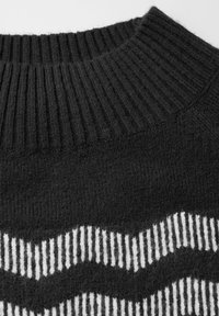 Dunkelgrauer gestrickter Pullover mit ribbeltem Rundhalsausschnitt und einem Zickzackmuster in Weiß und Grau am Saum. Weiche Textur.