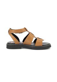 Sandale en cuir marron avec trois larges lanières, design à dos ouvert et semelle noire texturée avec des détails de couture blanche.
