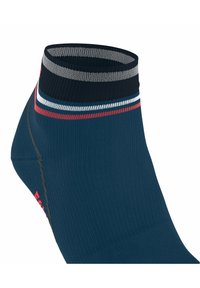 Calzini alla caviglia in verde scuro con una texture a coste. Il risvolto presenta strisce blu notte, rosse e azzurre, con un logo rosso di lato.