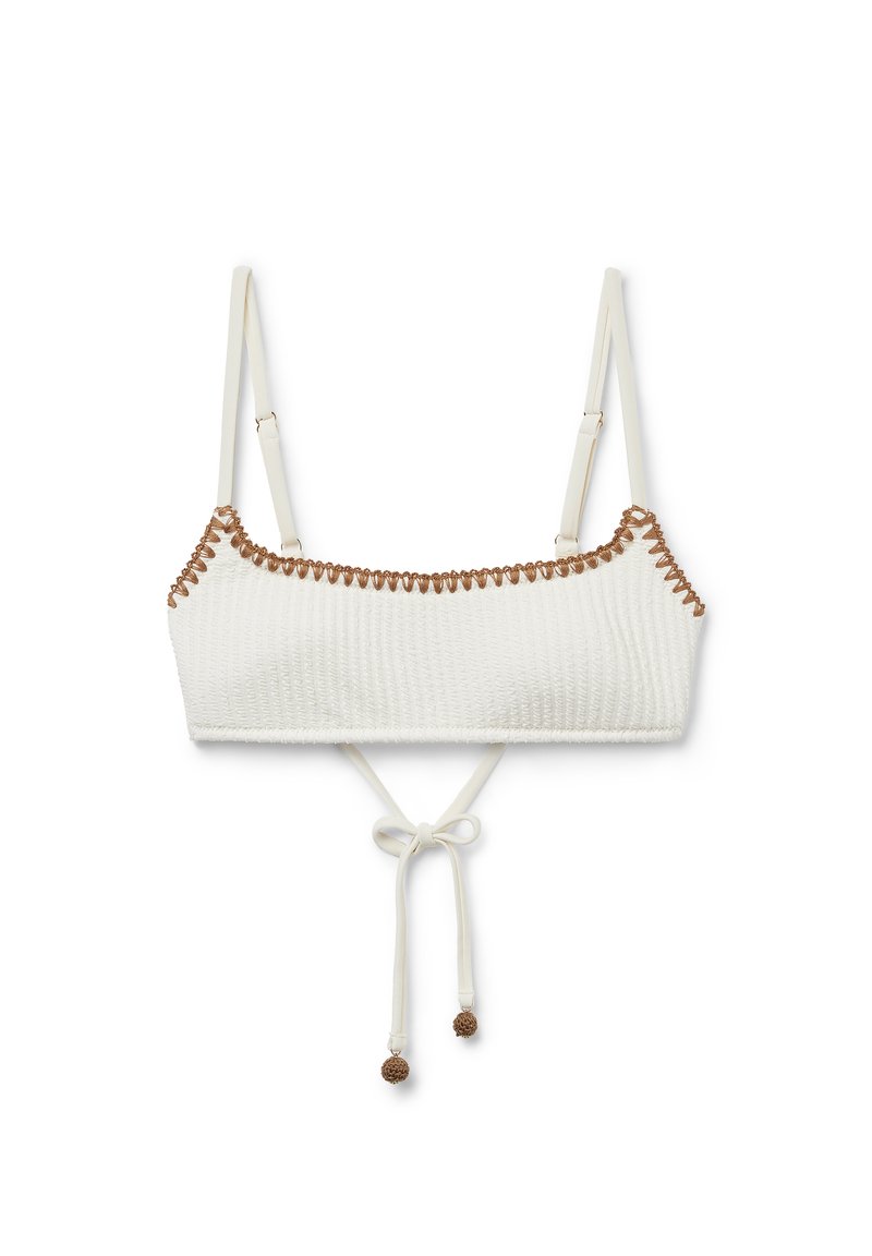 Witte bikinitop met gestructureerde stof, bruin accentbiais, verstelbare bandjes en een voorknoopdetail met decoratieve franjes.