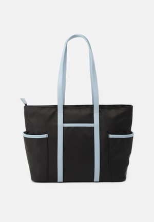 Schwarze Tote-Bag mit hellblauen Griffen und Besatz, mit zwei Seitentaschen und einem Reißverschluss am oberen Verschluss.