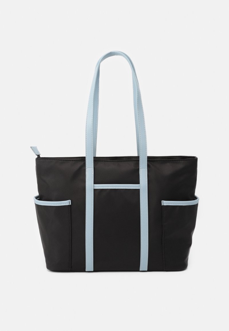 Sac fourre-tout noir avec poignées et bordure bleu clair, avec deux poches latérales et une fermeture zippée en haut.