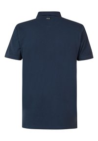 Donkerblauwe polo met korte mouwen, eenvoudige ontwerp, geribbelde kraag en omgezoomde randen. De stof lijkt zacht met een gladde textuur.