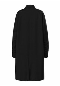 Cappotto lungo nero con taglio dritto, dotato di colletto, maniche lunghe e polsini a coste. Texture liscia senza motivi o hardware visibili.