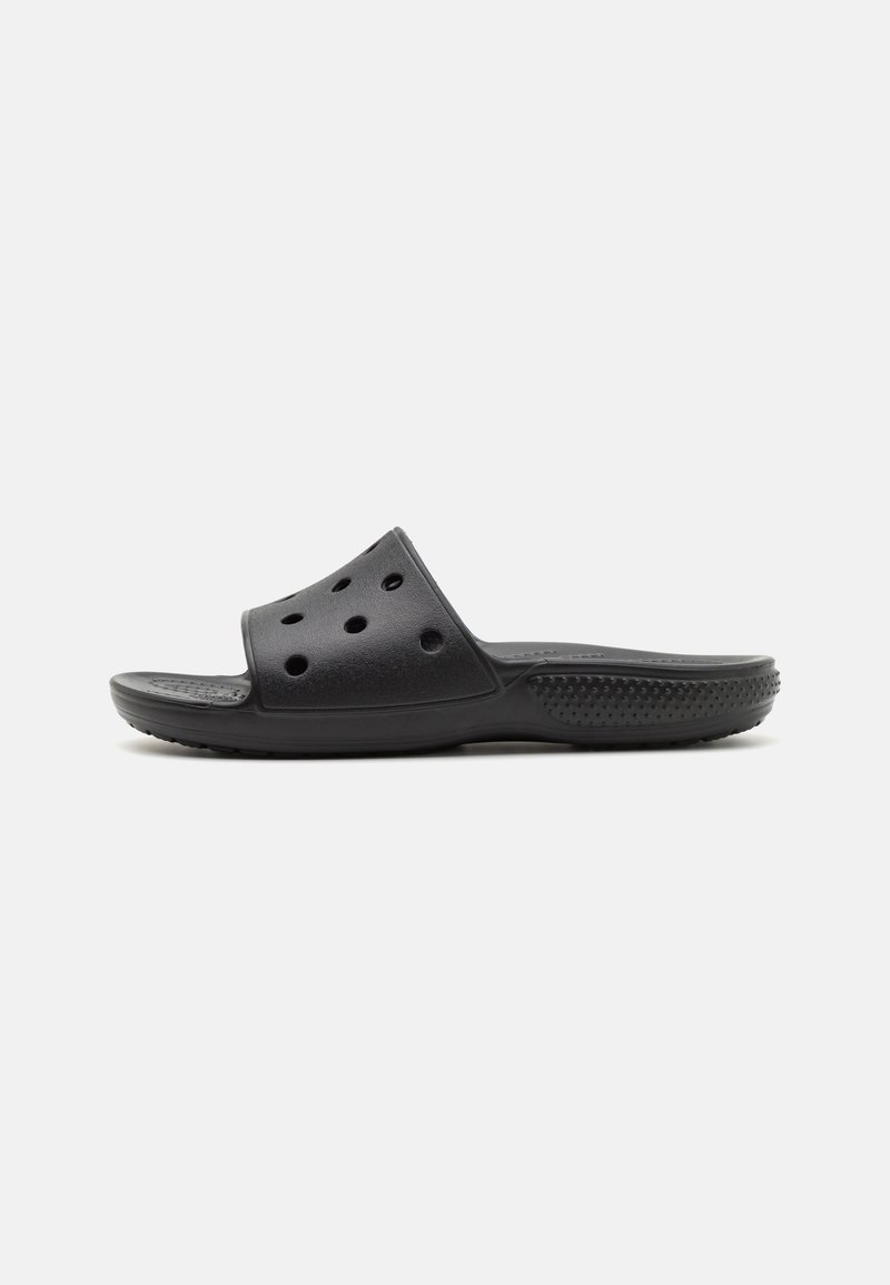 Sandale noire ouverte à bout ouvert avec des trous de ventilation sur la bride supérieure et une semelle texturée pour l'adhérence, vue de profil sur fond uni.