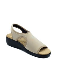 Sandal aperto beige con materiale superiore morbido, sottopiede imbottito e un tacco a cuneo nero basso con dettagli di cucitura.