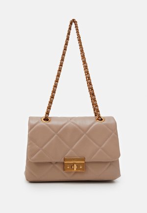 Beżowa pikowana skórzana torebka z złotym łańcuszkiem jako paskiem i prostokątnym złotym zapięciem typu twist-lock na przedniej klapie.