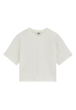Fehér, rövid ujjú, hasított póló kerek nyakkivágással, melyen apró 3D-s virágapplikációk vannak elszórva az elején és az ujjakon.