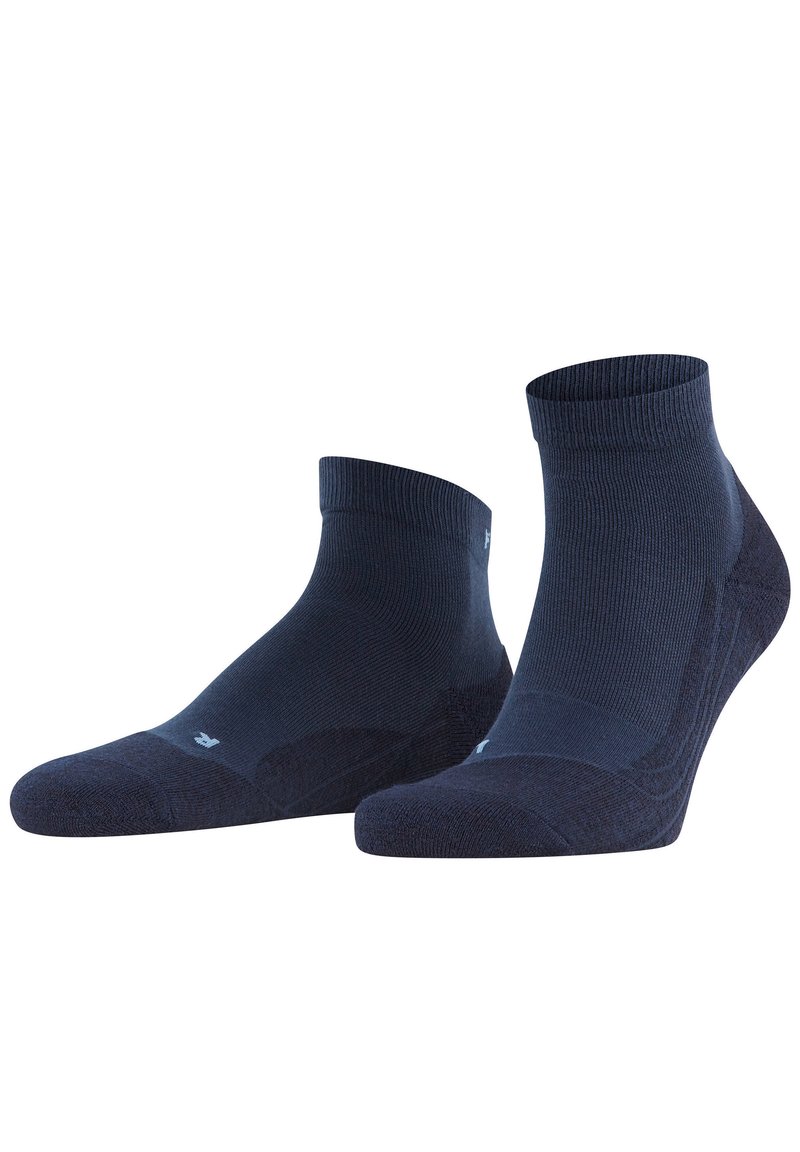 Calcetines oscuros de color azul marino hasta el tobillo con puños acanalados y puntera y talón reforzados. Hechos de un material suave con una textura lisa.