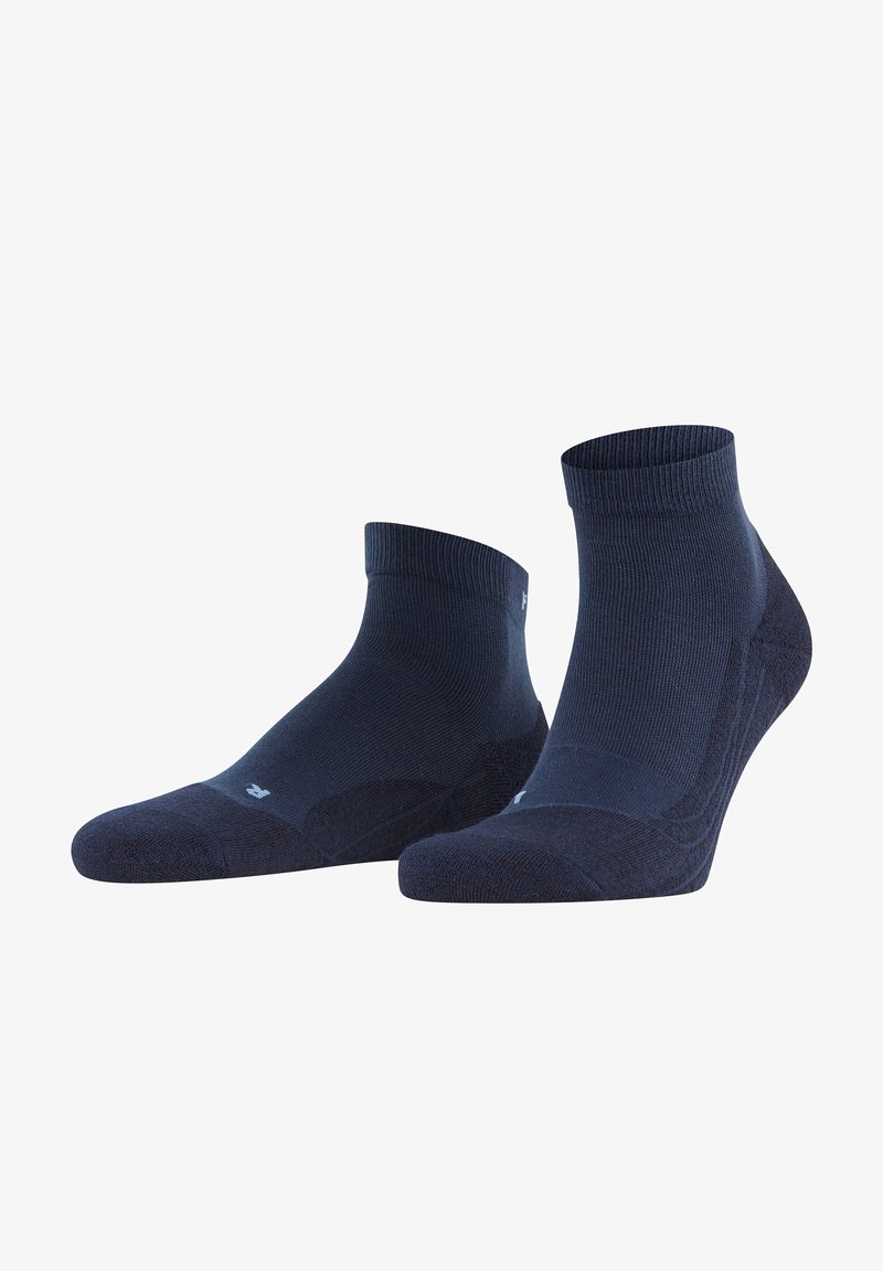 Calcetines oscuros de color azul marino hasta el tobillo con puños acanalados y puntera y talón reforzados. Hechos de un material suave con una textura lisa.