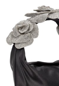 Černá kabelka z lesklého saténu s zahnutým držadlem zdobeným třpytivými stříbrnými květinovými dekoracemi z kamínků.