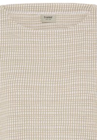 Leichtes kurzärmeliges Oberteil in Weiß mit beige kariertem Muster. Rundhalsausschnitt mit weicher Textur. Markenetikett am Halsausschnitt sichtbar.