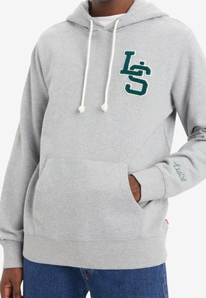 Grå sweatshirt med huva, med en grön broderad logotyp på bröstet, snörningsdetaljer och en framficka för känguruer.