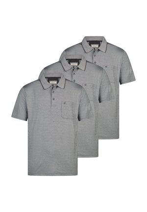 Tre identiske grå poloer med korte ærmer, kraver og forlommer, arrangeret i en trappetrinsformation.