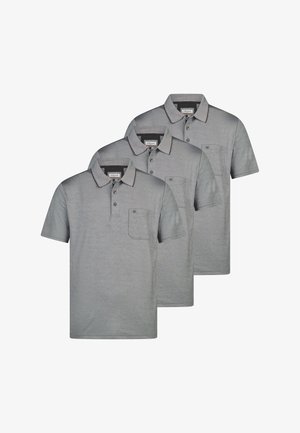 Drei identische graue Kurzarm-Poloshirts mit Kragen und Fronttaschen, in versetzter Anordnung.