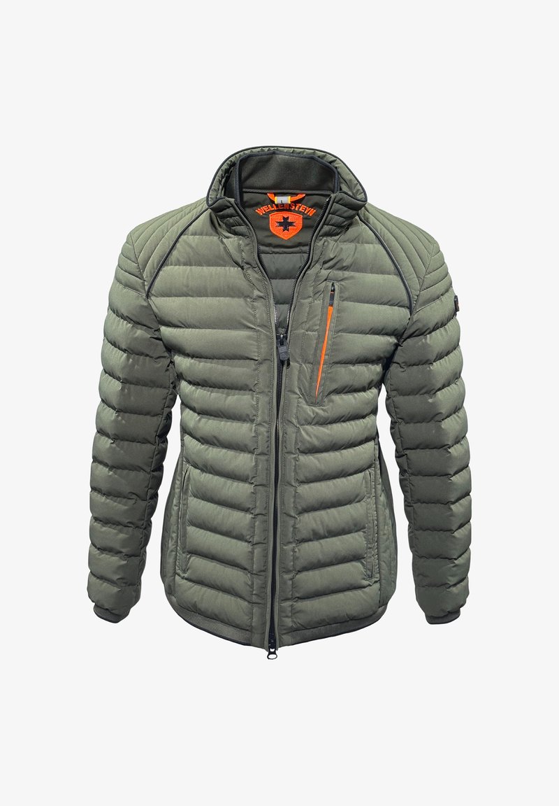 Grüne gepolsterte Jacke mit hohem Kragen, schwarzen Akzenten und orangefarbener Reißverschlussdetail. Verfügt über horizontale Nähte und einen Reißverschluss auf der Vorderseite.